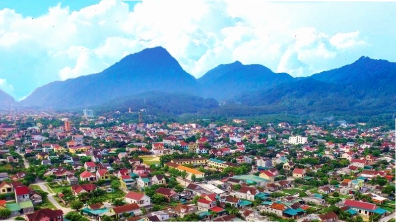 Núi Hồng Lĩnh hùng vĩ nhìn từ xa