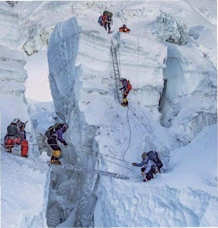 Núi Kangchenjunga trong dãy Himalayas với vẻ đẹp hùng vĩ