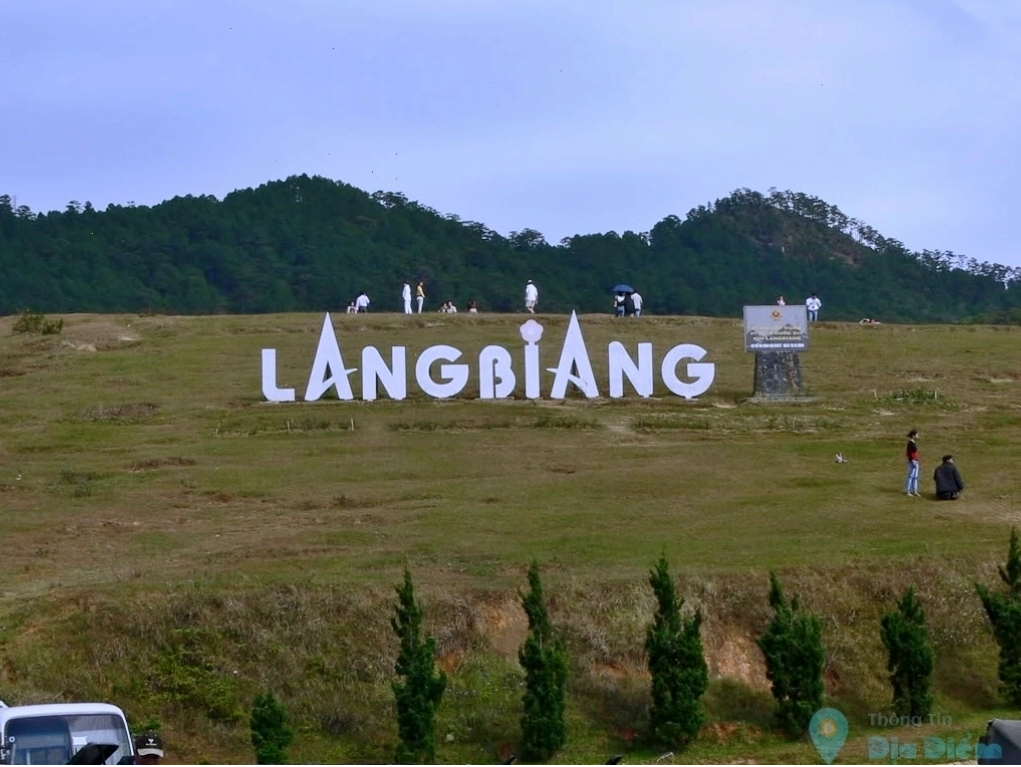 Núi Langbiang nhìn từ xa