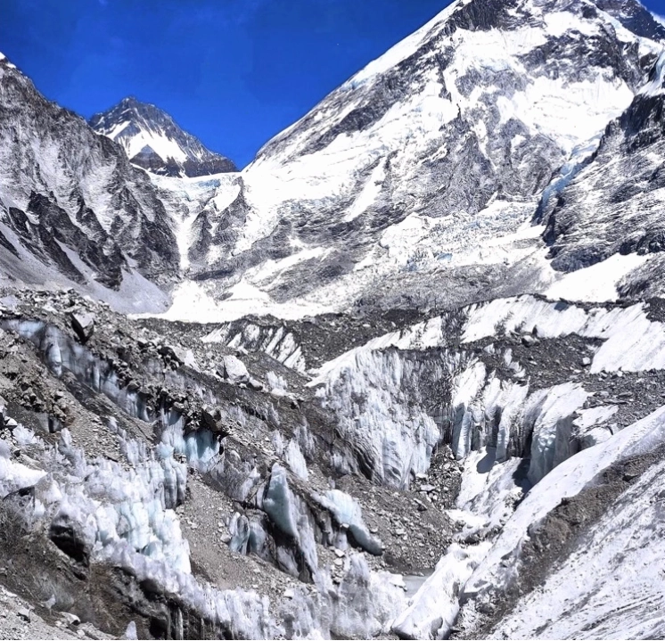 Núi Lhotse trong dãy Himalayas với cảnh quan hùng vĩ