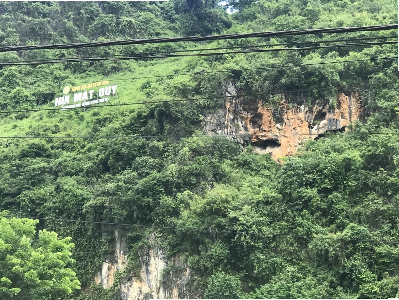 Núi Mặt Quỷ tại Ải Chi Lăng với hình dáng kỳ dị