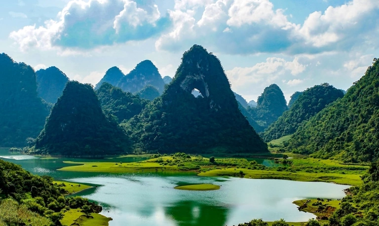 Núi Mắt Thần Cao Bằng: Khám phá kỳ quan thiên nhiên độc đáo