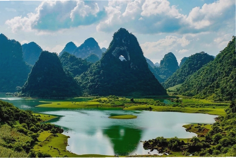 Núi Mắt Thần nhìn từ xa với lỗ thủng trên đỉnh núi