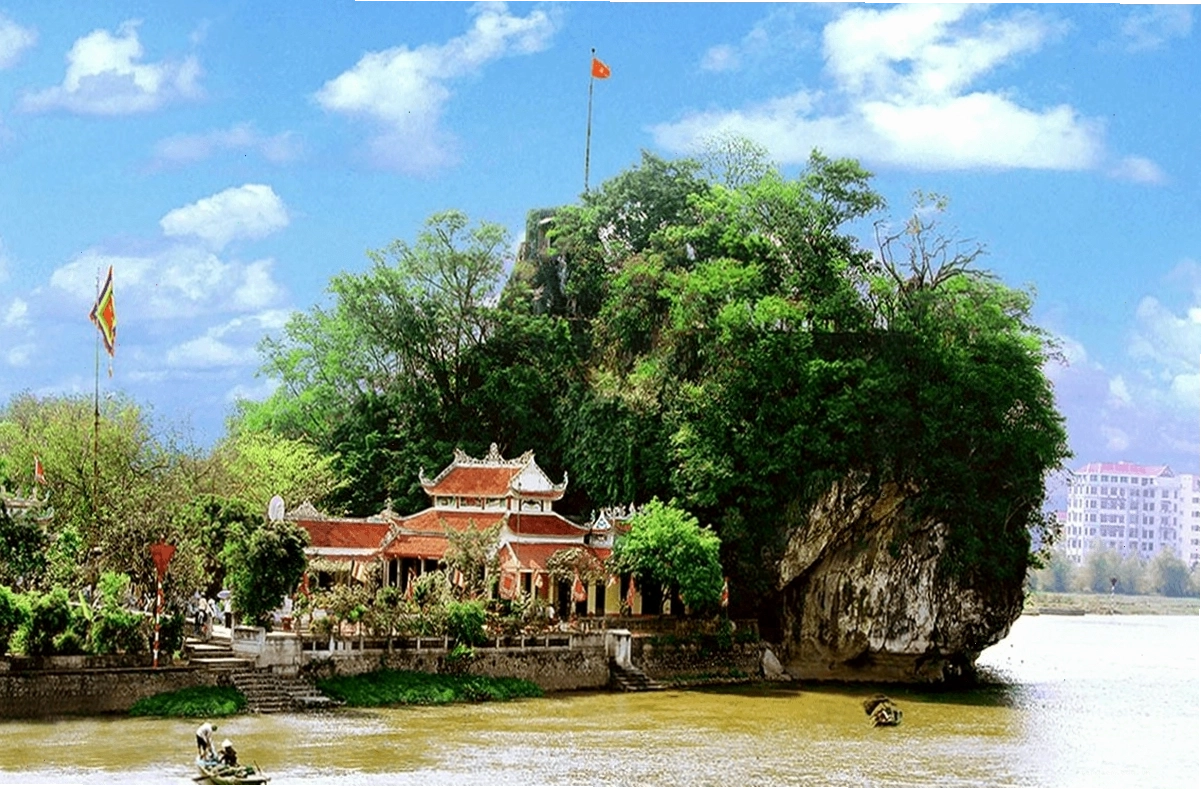 Núi Non Nước Ninh Bình với cảnh quan thiên nhiên hùng vĩ