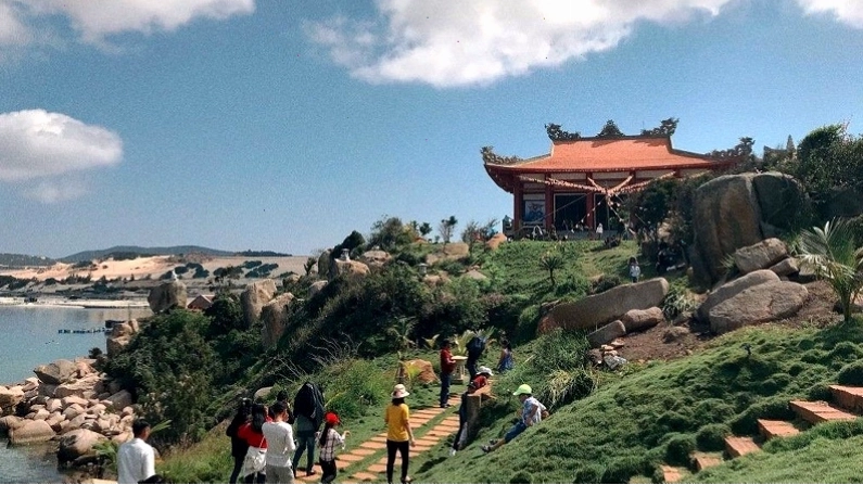 Núi Thiên Ấn nhìn từ xa với dáng vẻ hùng vĩ và cây cối xanh tươi