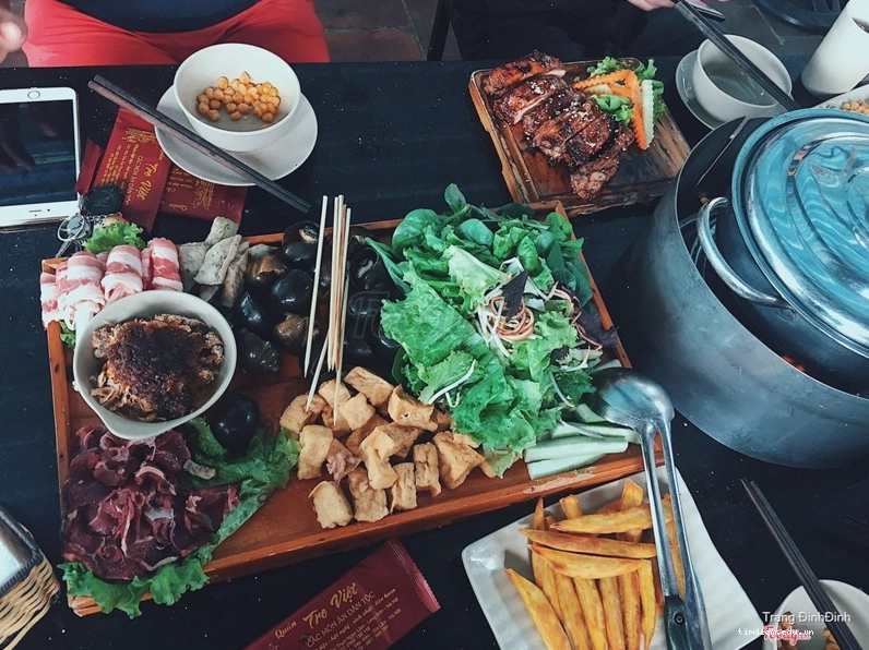 Nước dùng đậm đà trong một món ăn tại Nhà hàng Tre Việt