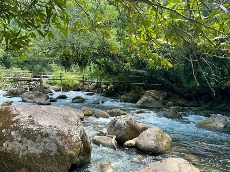 Nước suối Moọc trong vắt mát lành, thích hợp cho các hoạt động vui chơi giải trí