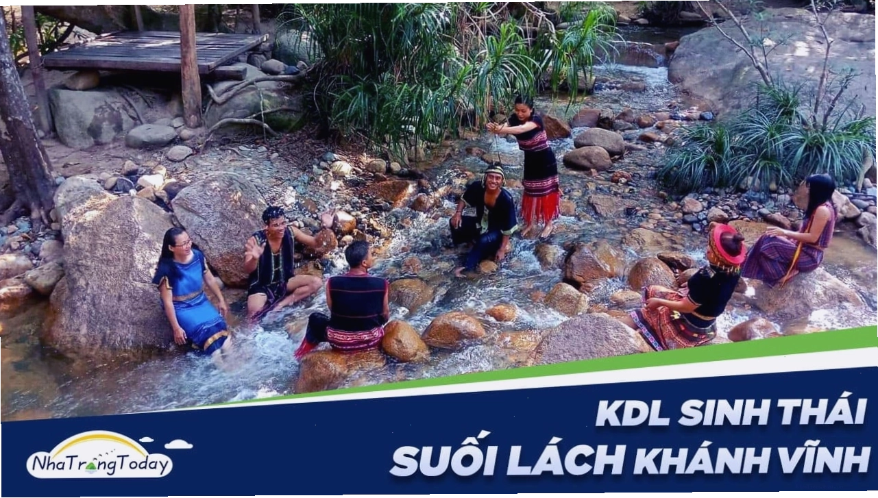 Nước suối trong vắt, nhìn rõ những viên sỏi đủ màu dưới đáy