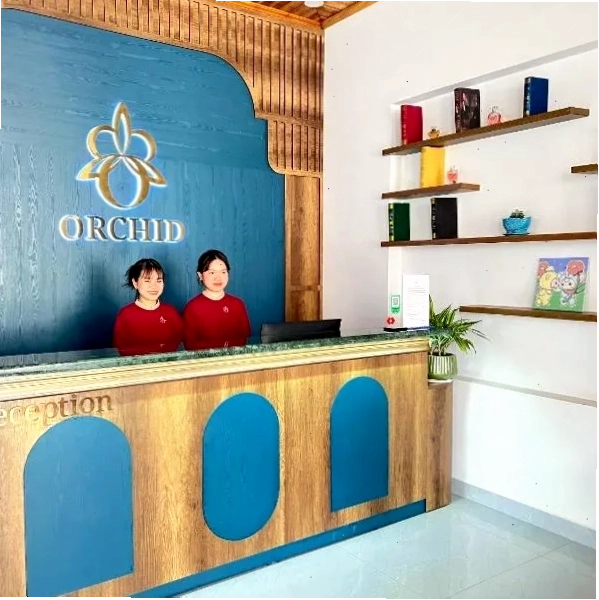 ORCHID Hotel Đà Lạt với khu vườn và nhà hàng phục vụ món ăn Việt Nam