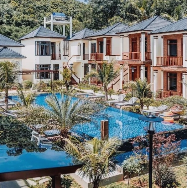 Palm Bay Resort Phu Quoc với không gian xanh mát và hồ bơi ngoài trời