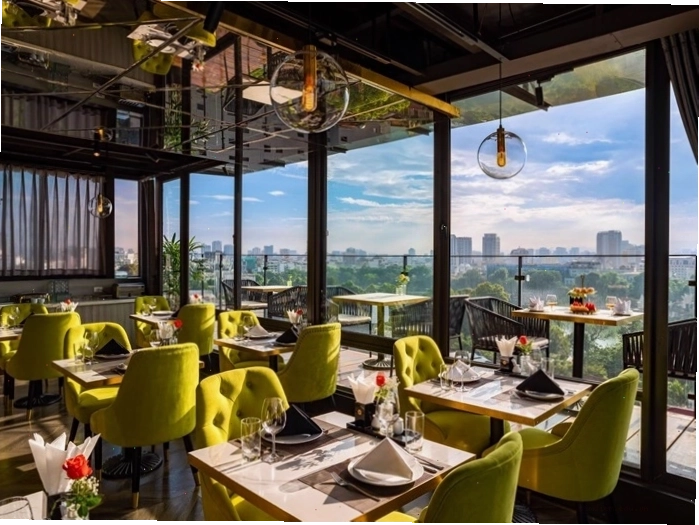 Panorama Restaurant & Bar với view nhìn toàn cảnh Hà Nội về đêm