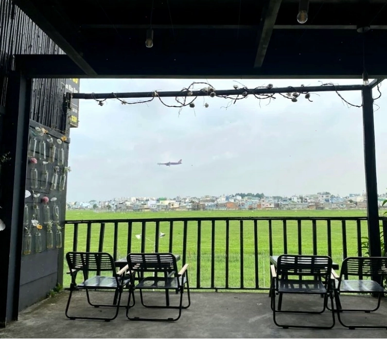 Phen’s Coffee với cánh đồng cỏ xanh mướt và view máy bay