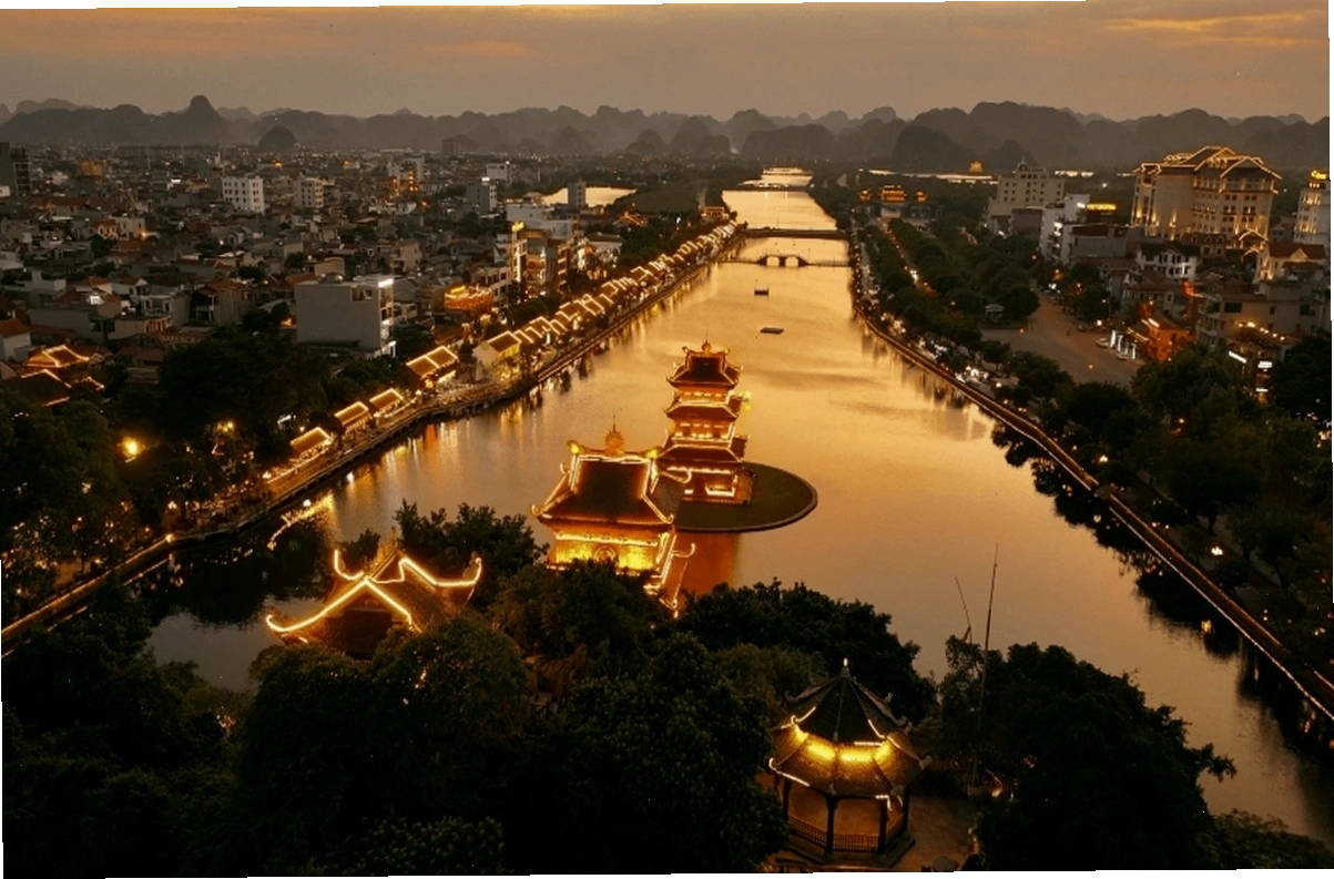 Phố cổ Hoa Lư lung linh về đêm với đèn lồng rực rỡ