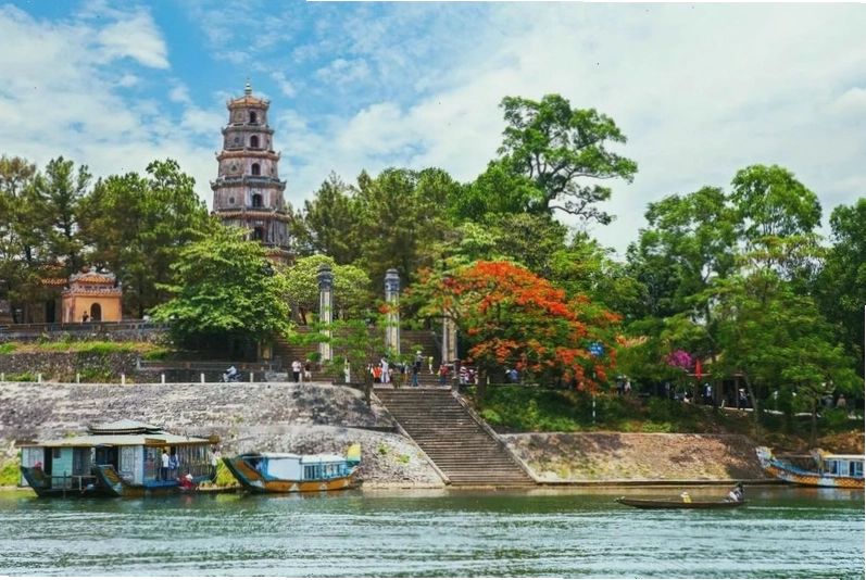 Phố cổ Hội An về đêm lung linh sắc màu