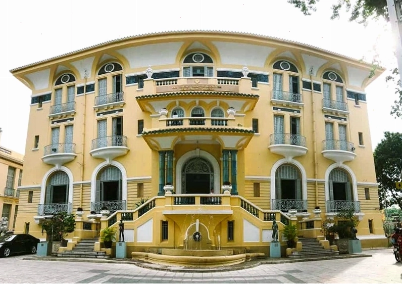 Phố đi bộ Nguyễn Huệ lung linh về đêm
