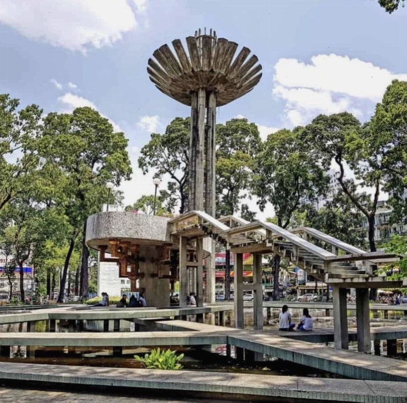 Phố đi bộ Nguyễn Huệ lung linh về đêm, nơi giới trẻ thường lui tới