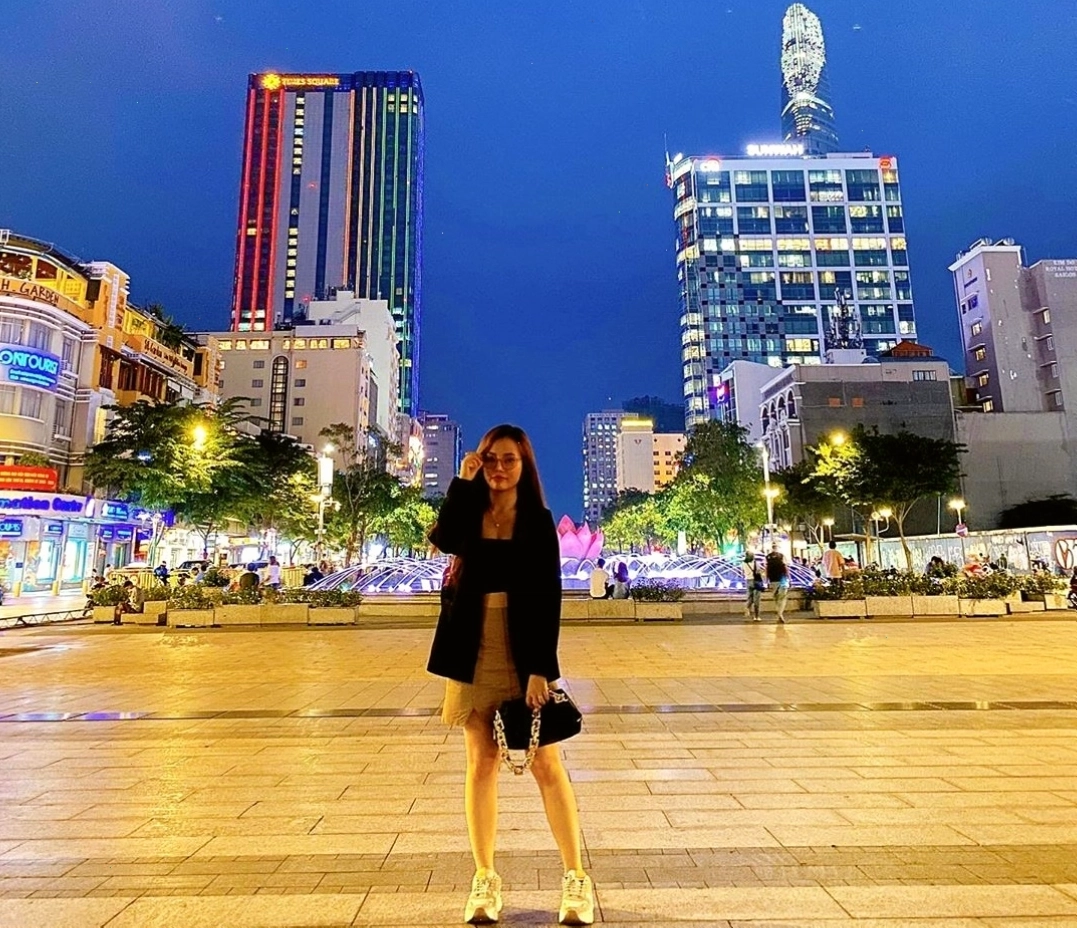 Phố đi bộ Nguyễn Huệ lung linh về đêm