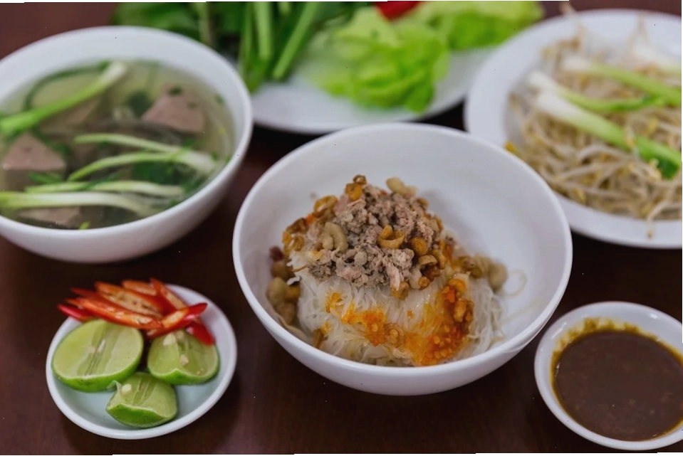 Phở Hai Tô Gia Lai phục vụ món phở nóng hổi