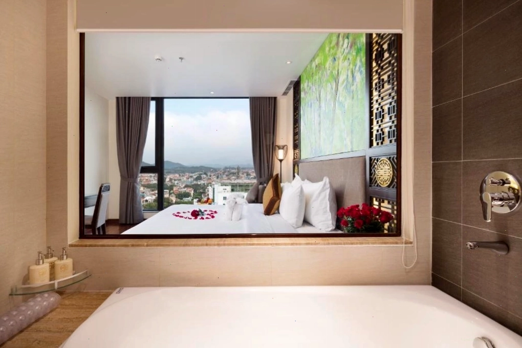 Phòng ăn sang trọng tại Royal Boutique Huế