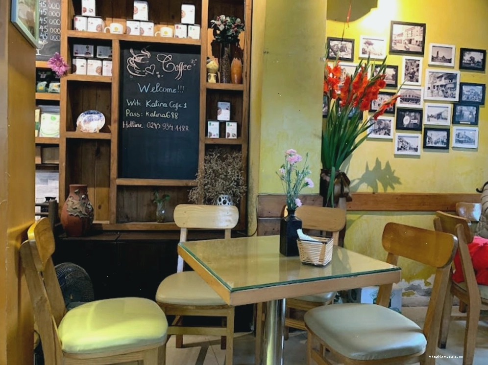 Phong cách cổ điển với ánh đèn vàng dịu tại quán cafe Bà Triệu