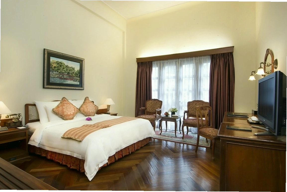 Phòng Colonial Pool Deluxe tại Khách sạn Majestic Sài Gòn