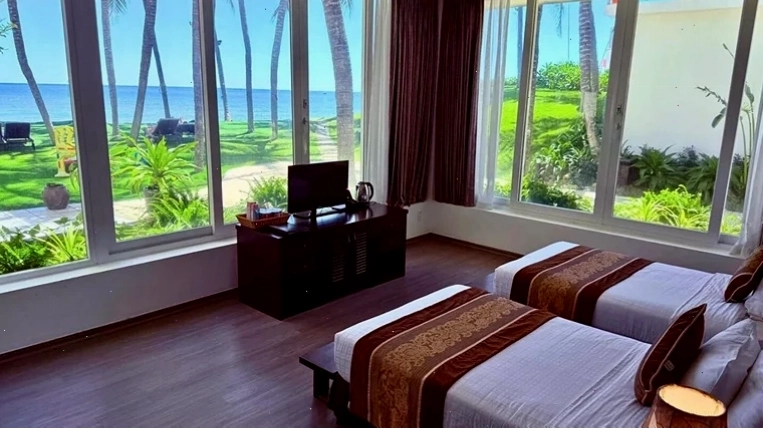 Phòng Deluxe Beach Front với tầm nhìn biển trực diện tại Villa Del Sol Beach Resort & Spa