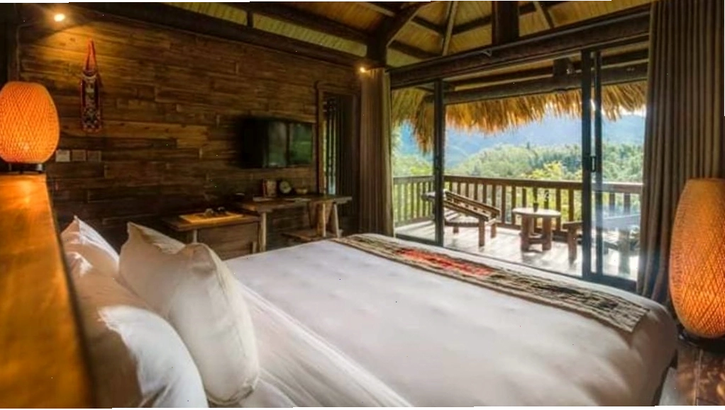 Phòng Deluxe Bungalow tại Sapa Jade Hill Resort & Spa với nội thất gỗ ấm cúng