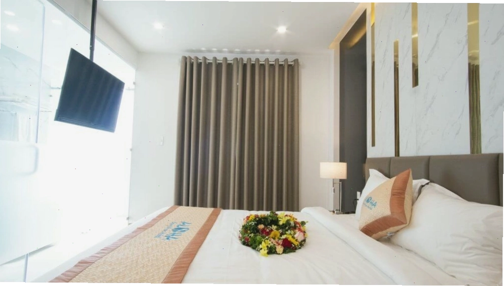 Phòng Deluxe Double tại Aloha Hotel Quy Nhơn với nội thất sang trọng và tiện nghi