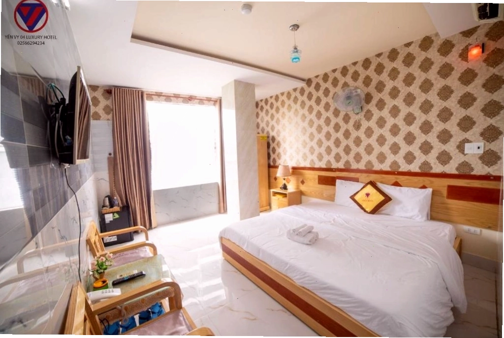 Phòng Deluxe Double tại khách sạn Yến Vy 04 Luxury Quy Nhơn với nội thất tiện nghi