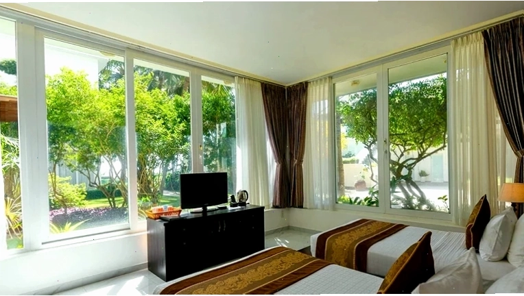 Phòng Deluxe Garden View rộng rãi tại Villa Del Sol Beach Resort & Spa