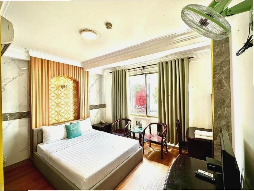 Phòng Deluxe Giường Đôi tại Anh Duy Hotel nhìn ra thành phố