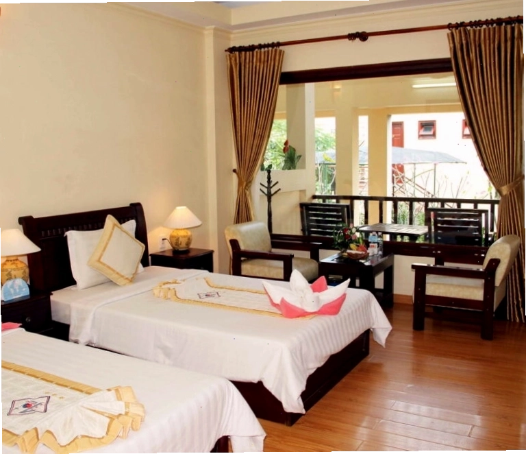 Phòng Deluxe Hill View tại Tiến Đạt Mũi Né Resort với không gian xanh mát