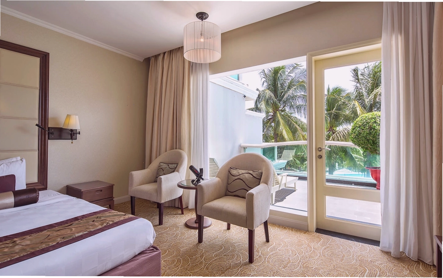 Phòng Deluxe Pool View tại Sea Links Beach Resort & Golf với thiết kế sang trọng
