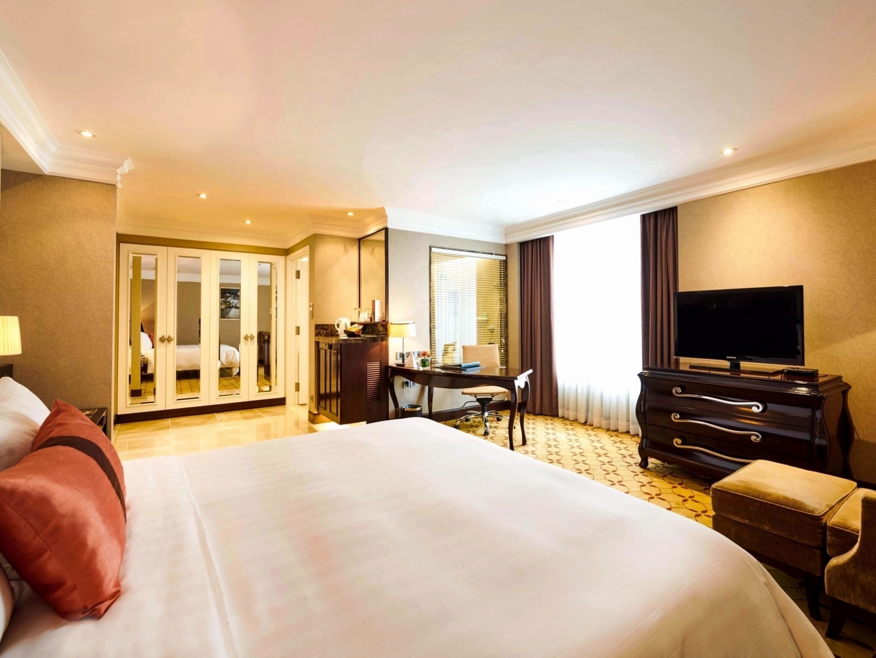 Phòng Deluxe Premium với giường cỡ lớn và bàn làm việc tại Eastin Grand Hotel Saigon