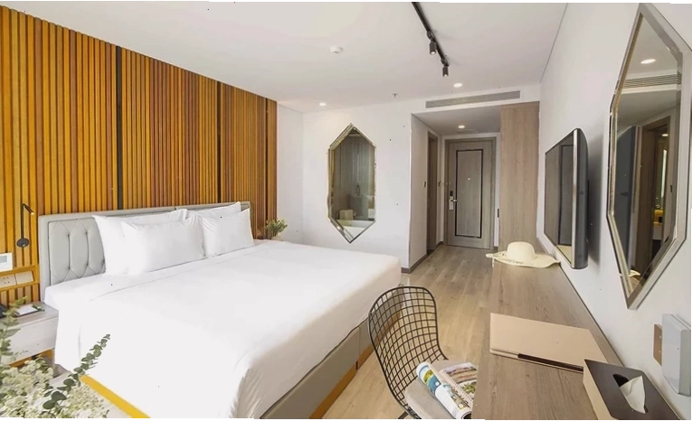 Phòng Deluxe River View có ban công tại Haian Riverfront Đà Nẵng