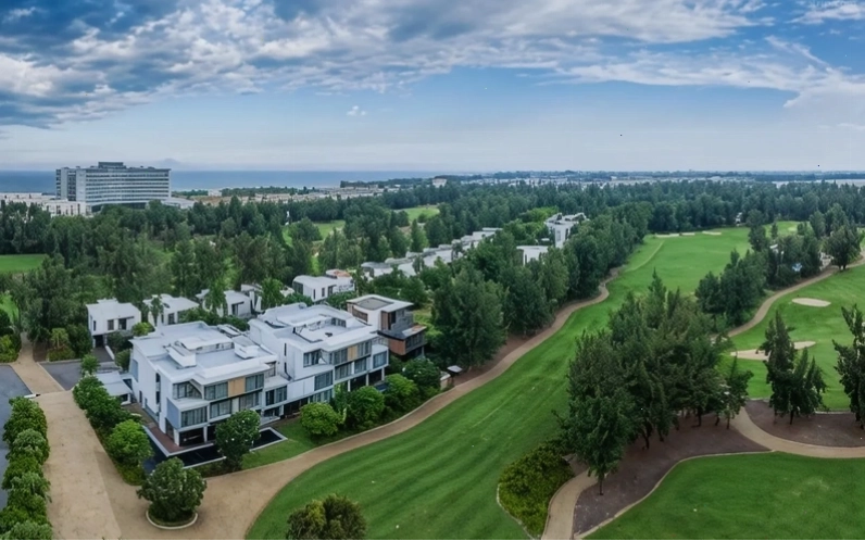 Phòng Deluxe tại Montgomerie Links Hotel & Villas với trang bị tiện nghi