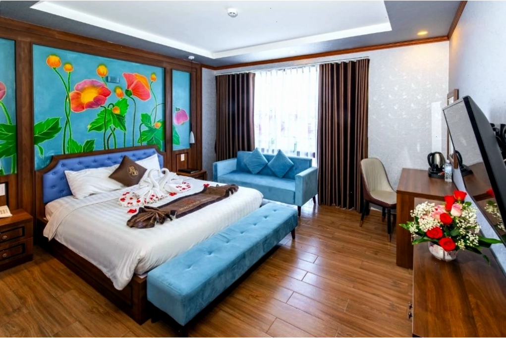 Phòng Deluxe View phố có ban công tại Jade Hotel Huế