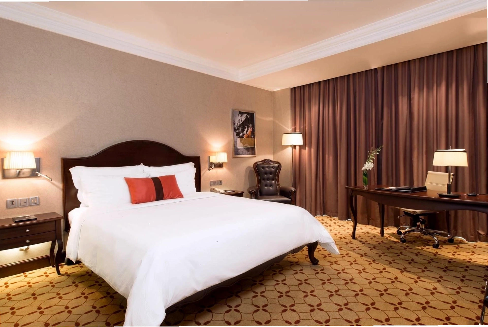 Phòng Deluxe với giường cỡ lớn và bàn làm việc tại Eastin Grand Hotel Saigon