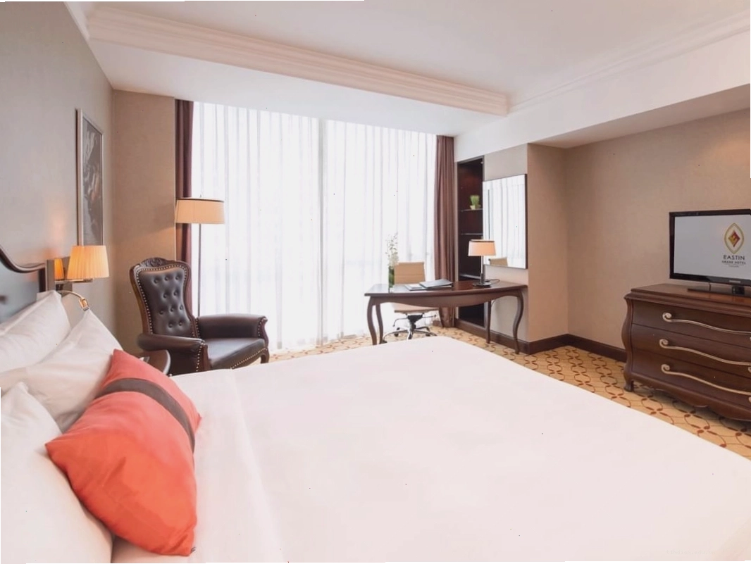 Phòng Deluxe với giường cỡ lớn và bàn làm việc tại Eastin Grand Hotel Saigon