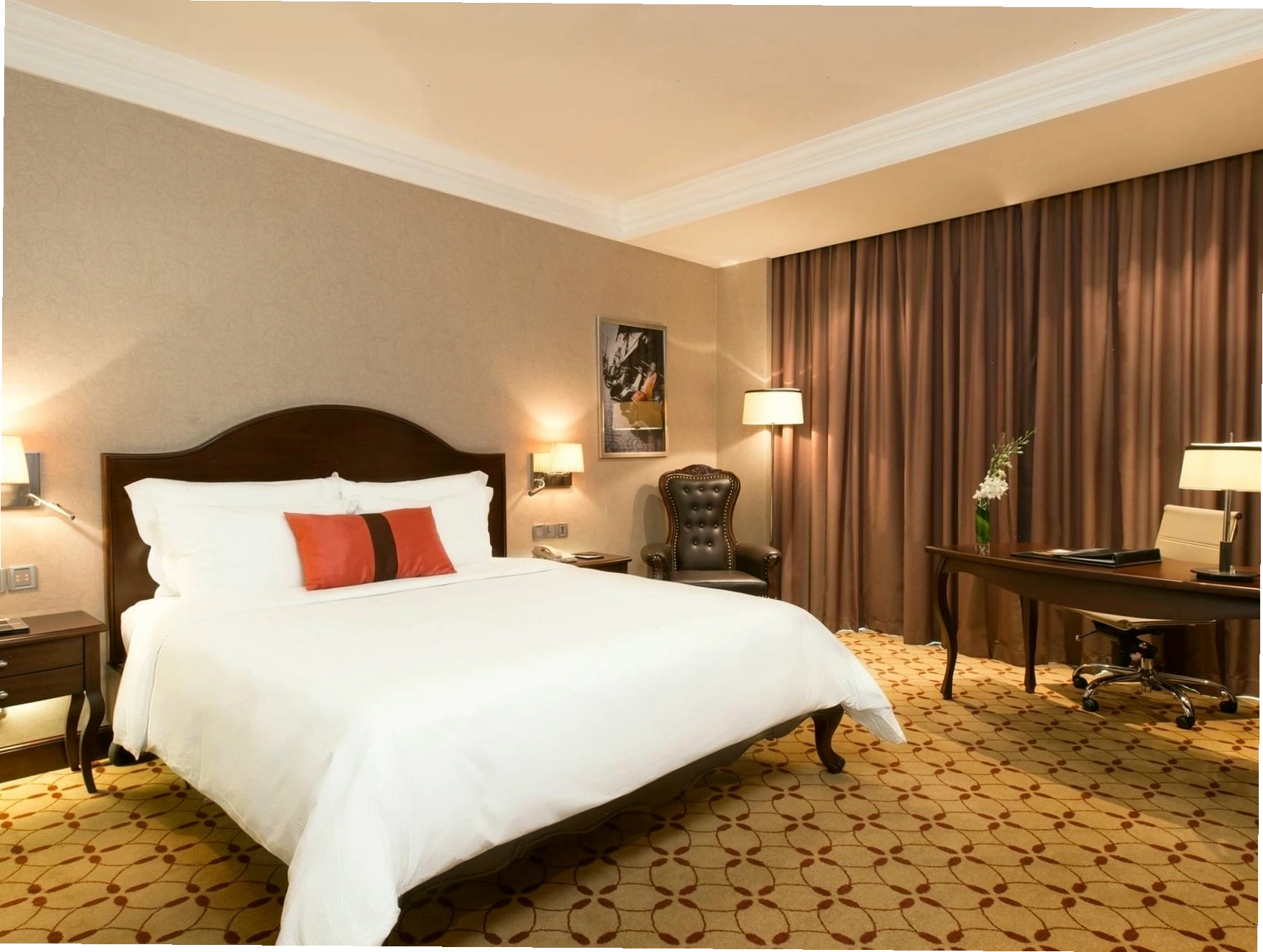Phòng Deluxe với giường cỡ lớn và bàn làm việc tại Eastin Grand Hotel Saigon