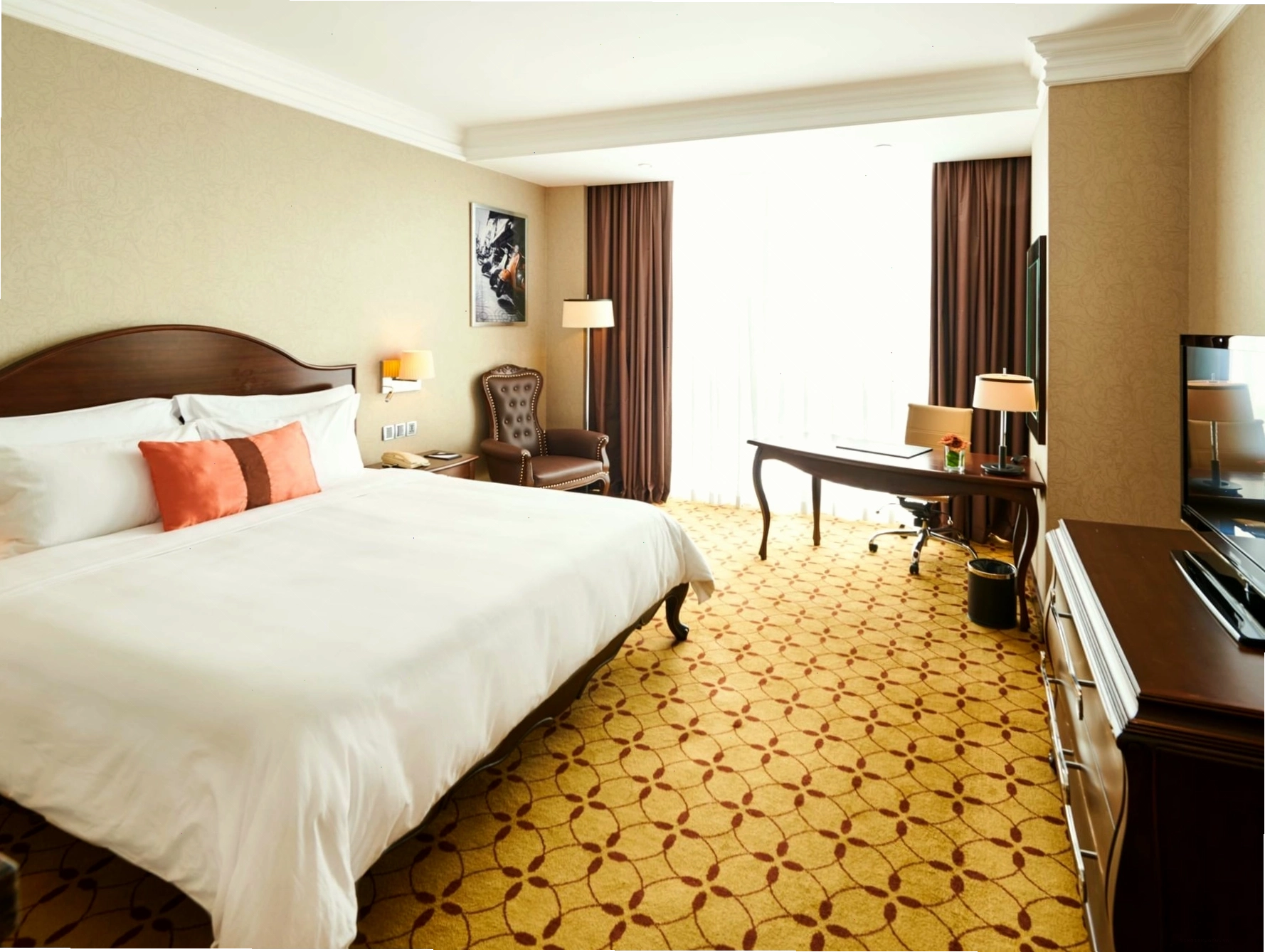 Phòng Deluxe với giường cỡ lớn và bàn làm việc tại Eastin Grand Hotel Saigon