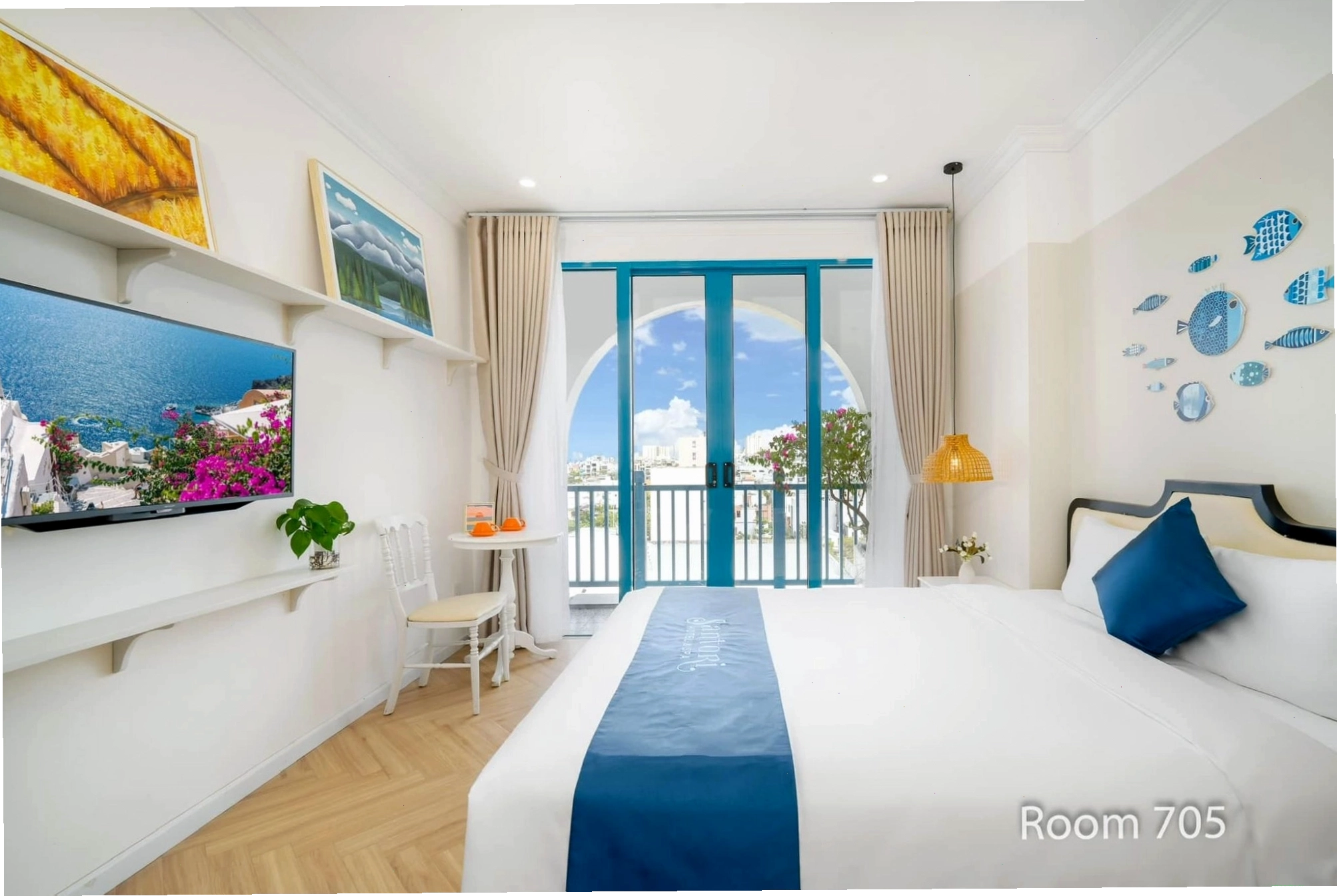 Phòng Deluxe với tầm nhìn ra đường phố tại Santori Hotel Đà Nẵng