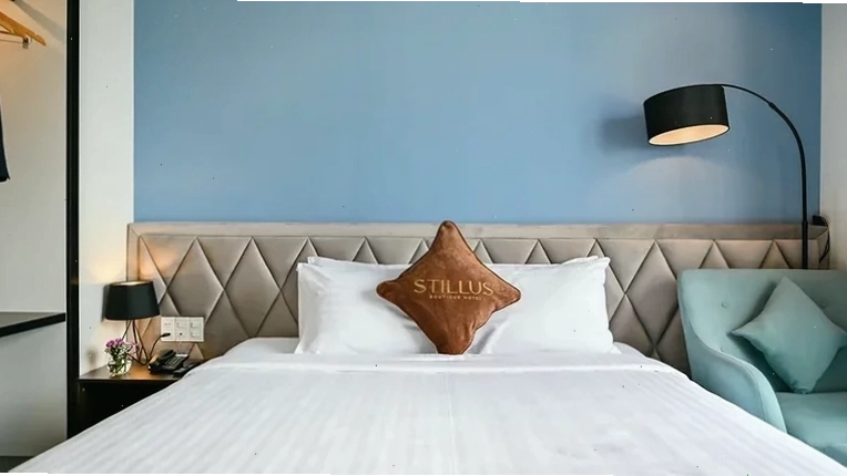 Phòng Deluxe với tông màu hiện đại tại Stillus Boutique Hotel