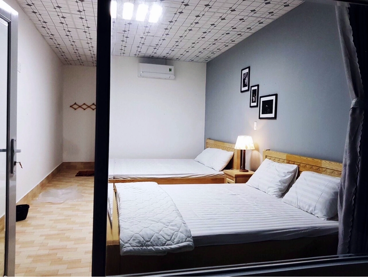 Phòng đôi tại Homestay Bãi Đá Chày rộng rãi, thoáng đãng