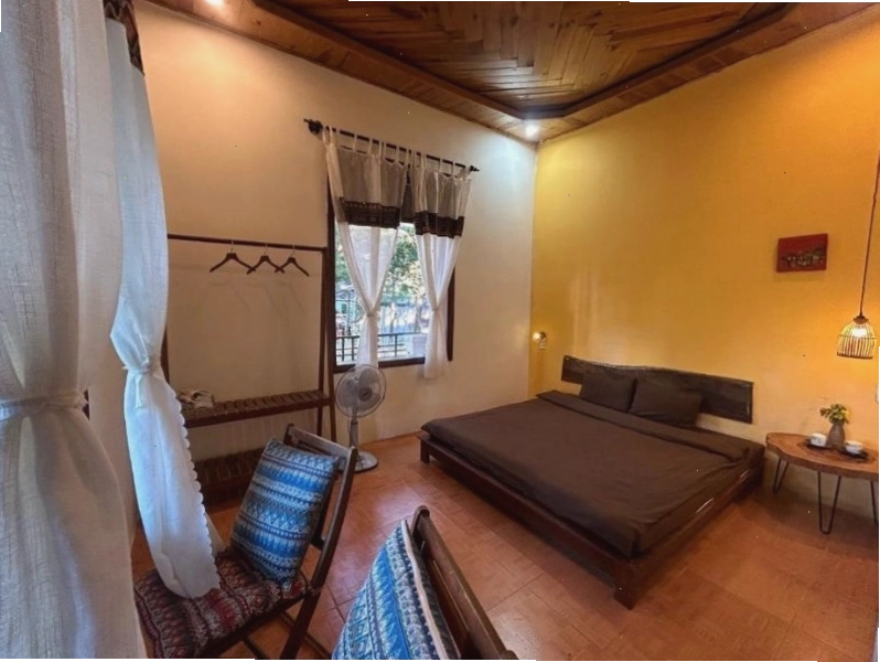 Phòng giường King tại Chino Homestay Măng Đen với thiết kế ấm cúng