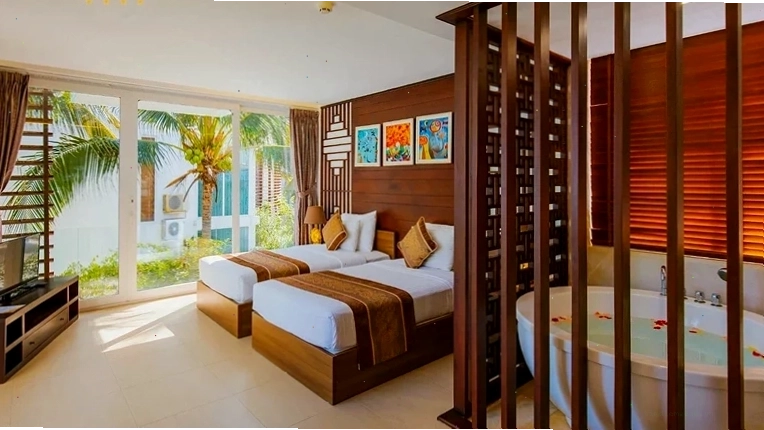 Phòng Grand Premium Deluxe Garden View sang trọng tại Villa Del Sol Beach Resort & Spa