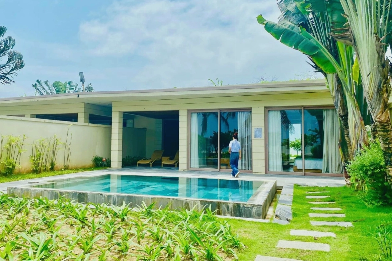 Phòng khách rộng rãi tại villa Sầm Sơn cho đoàn đông người