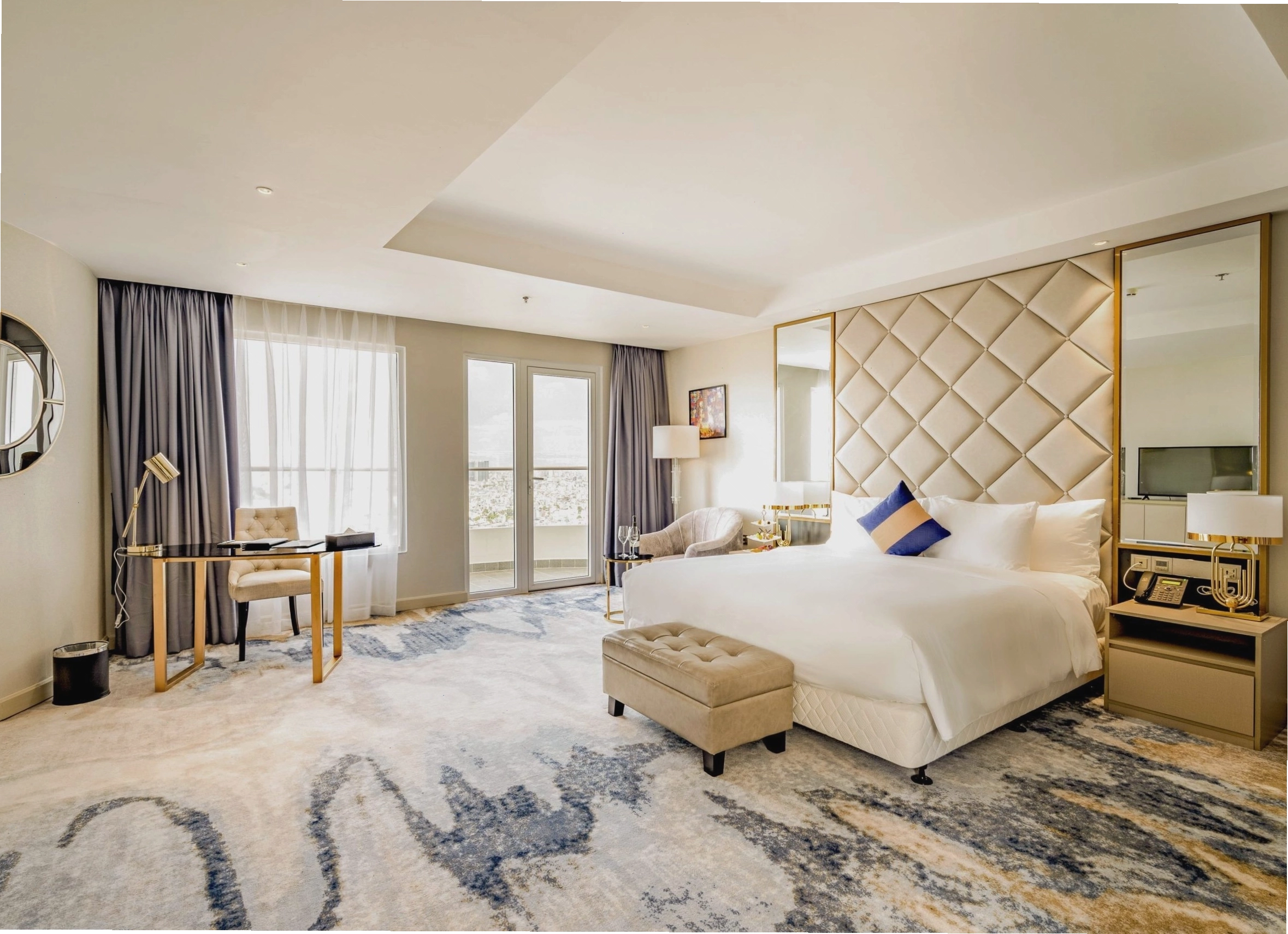 Phòng Luxury Double tại La Vela Saigon Hotel với nội thất sang trọng