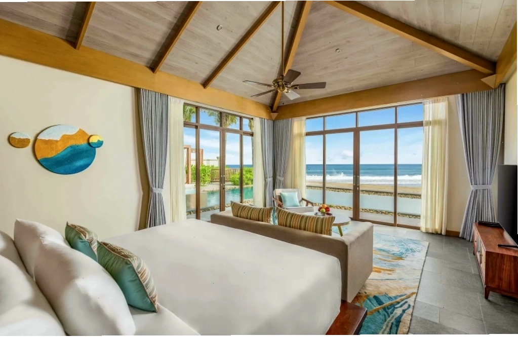 Phòng nghỉ ấm cúng tại Fusion Resort với tầm nhìn ra biển