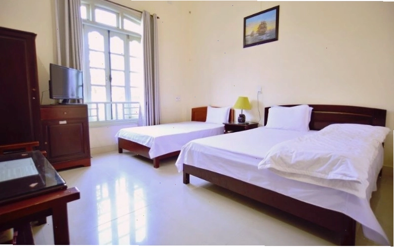Phòng nghỉ đơn giản và sạch sẽ tại Khách sạn Hoàng Thịnh